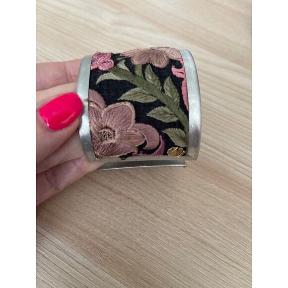 Light Pink Flower Embroidery Cuff Bracelet - Picture 4 of 5